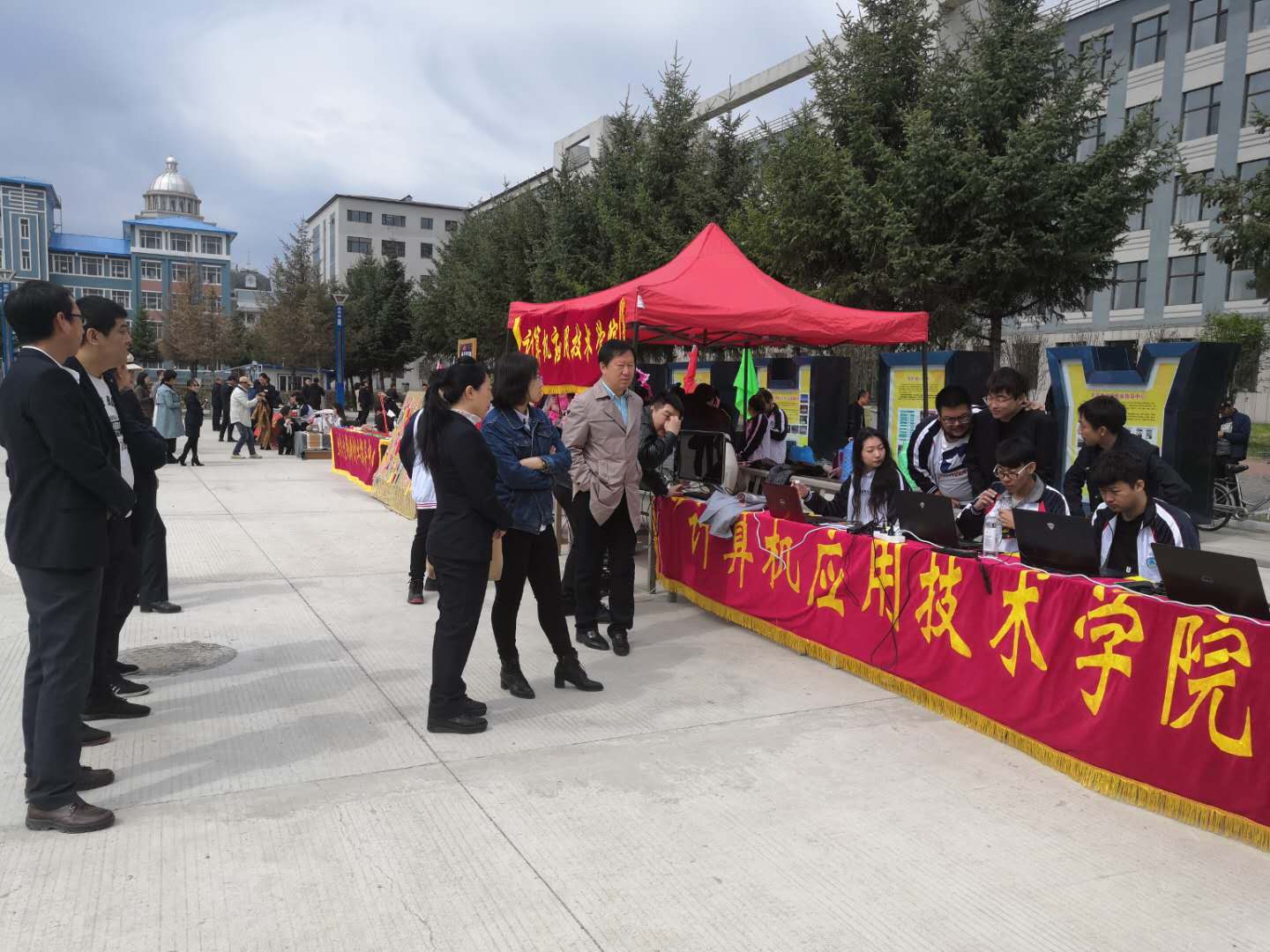 “校园开放日”活动 “校园开放日”活动