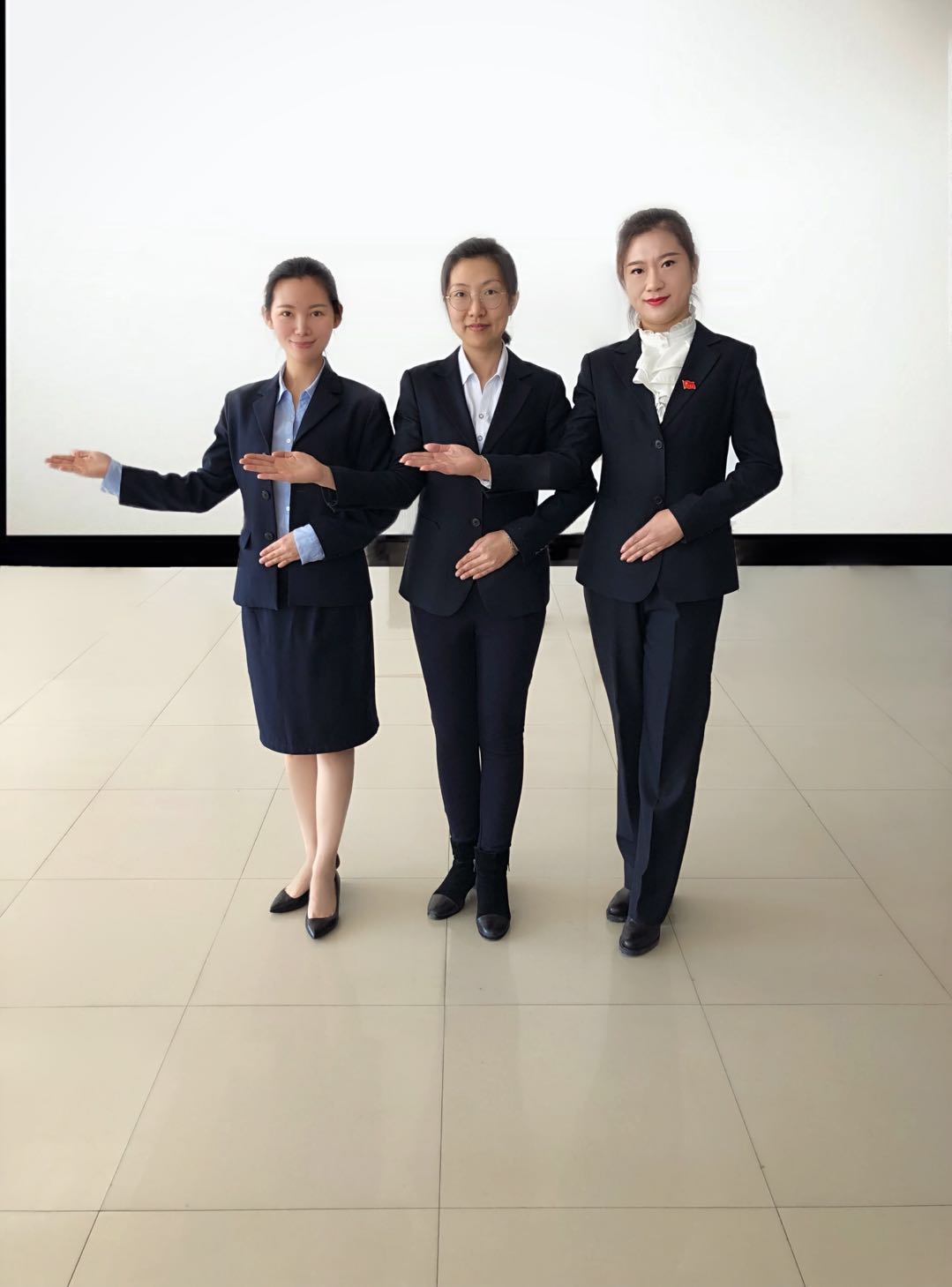 我院为伊春市行政资源中心进行政务礼仪培训 我院为伊春市行政资源中心进行政务礼仪培训