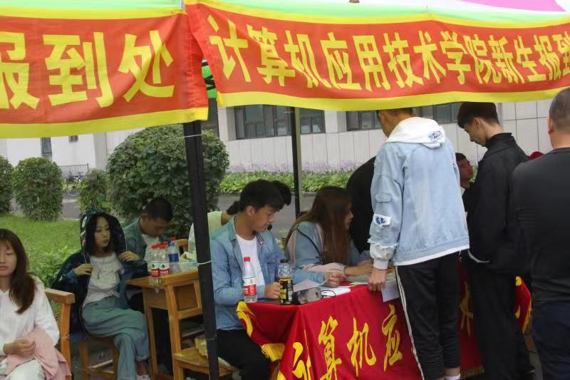 以亮点特色迎新生入学_用贴心服务赢新生之心