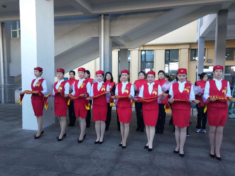 我院学生为“生态旅游·伊春号”旅游文化列车开行仪式提供志愿礼仪服务 我院学生为“生态旅游·伊春号”旅游文化列车开行仪式提供志愿礼仪服务
