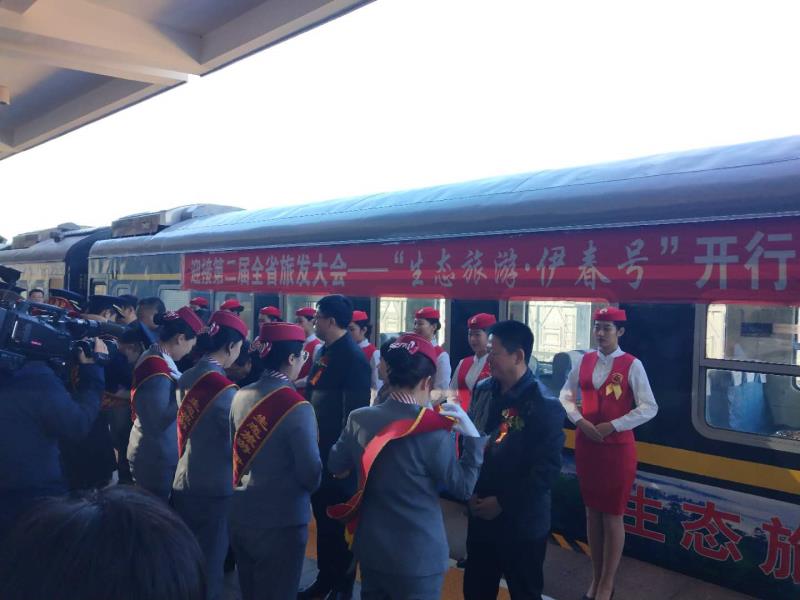 我院学生为“生态旅游·伊春号”旅游文化列车开行仪式提供志愿礼仪服务 我院学生为“生态旅游·伊春号”旅游文化列车开行仪式提供志愿礼仪服务
