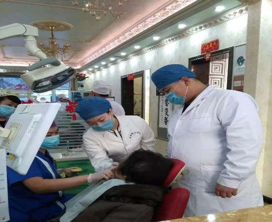 课间见习中的口腔班学生 课间见习中的口腔班学生